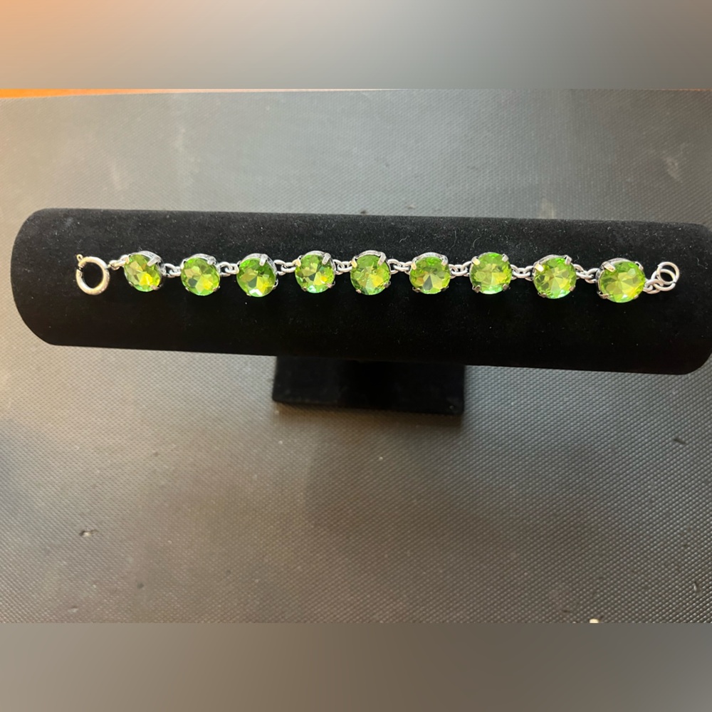 Silver Chain Bracet Witg Green Gemstones